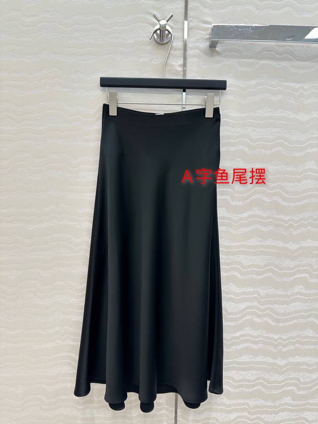 独家首发原单品质Tm极简主义穿搭！长期纸片人鱼尾A摆长半裙！一片式剪裁高定醋酸真丝四针半裙！慵懒随性的高级单品。必入经典中高腰中长半裙！立体斜裁工艺看起来平平无