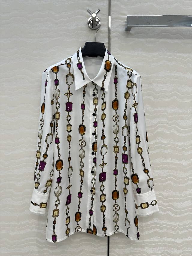 独家首发原单品质Lou神仙颜值的彩虹假日系列经典Monogram暗纹Logo定位珠宝链条全定位印花真丝衬衫！100%真丝斜纹绸，可拆卸翻领设计多种穿搭演绎。上身