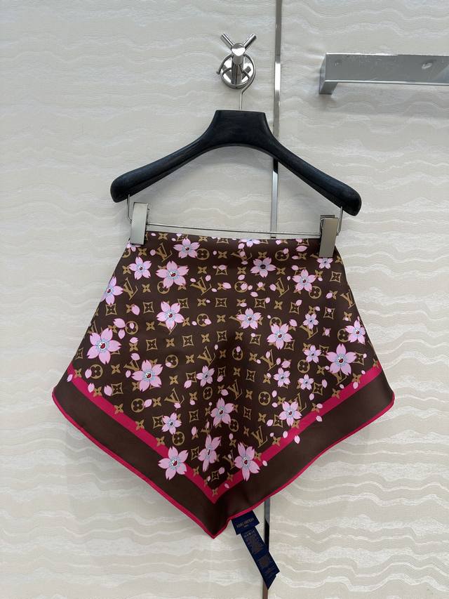 丝巾召唤术”高端品质，村上隆联名必入的一款万搭单品，Monogram樱花印花真丝方巾，采用14姆米斜纹绸面料，可当头巾，披肩，抹胸单穿无论是日常出街还是重要场合