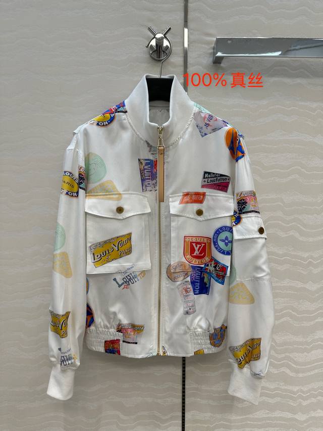 高端品质L神仙颜值的彩虹假日系列100%真丝外套！经典Monogram暗纹Logo定位海报徽章印花夹克外套！定制100%真丝斜纹绸面料！工装口袋设计高级时髦又拉