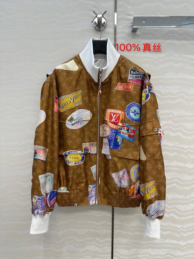高端品质L神仙颜值的彩虹假日系列100%真丝外套！经典Monogram暗纹Logo定位海报徽章印花夹克外套！定制100%真丝斜纹绸面料！工装口袋设计高级时髦又拉