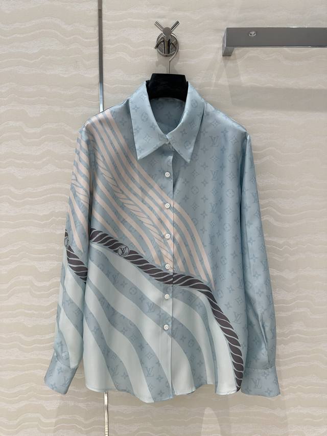 独家首发原单品质Lou神仙颜值的彩虹假日系列经典Monogram暗纹Logo定位链条绳索全定位印花真丝衬衫！100%真丝斜纹绸，可拆卸翻领设计多种穿搭演绎。上身