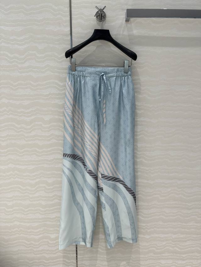 独家首发原单品质Lou神仙颜值的彩虹假日系列经典Monogram暗纹Logo定位链条绳索全定位印花真丝裤！100%真丝斜纹绸，睡衣风松紧腰直筒裤型上身减龄绝绝子