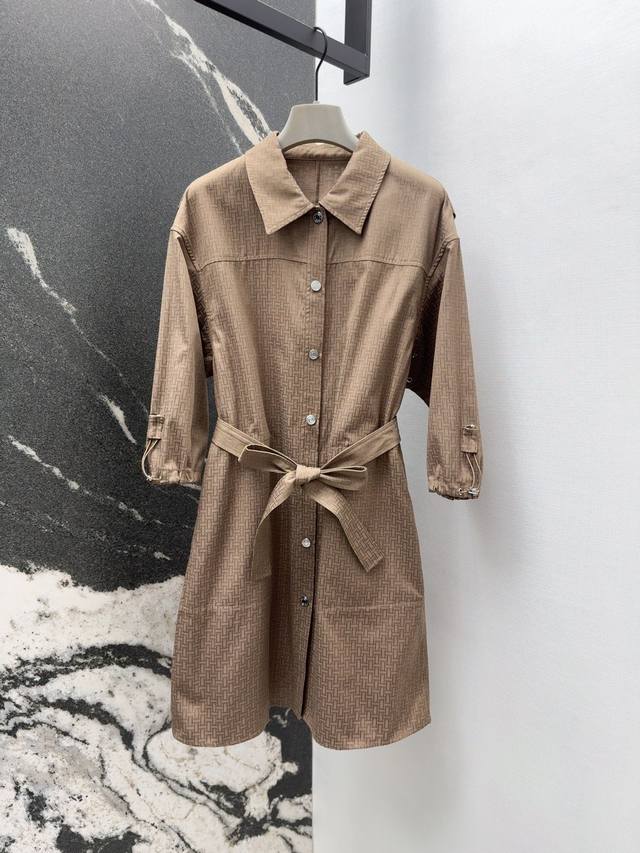 Her 25Ss 春夏新品H暗纹提花衬衫领系带连衣裙 抽束灯笼袖设计后背定位压褶处理 简约大气不失精致感 随性系上腰带上身超显瘦 进口提花棉府绸面料 人人都可以