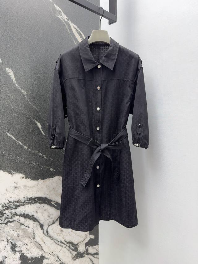 Her 25Ss 春夏新品H暗纹提花衬衫领系带连衣裙 抽束灯笼袖设计后背定位压褶处理 简约大气不失精致感 随性系上腰带上身超显瘦 进口提花棉府绸面料 人人都可以