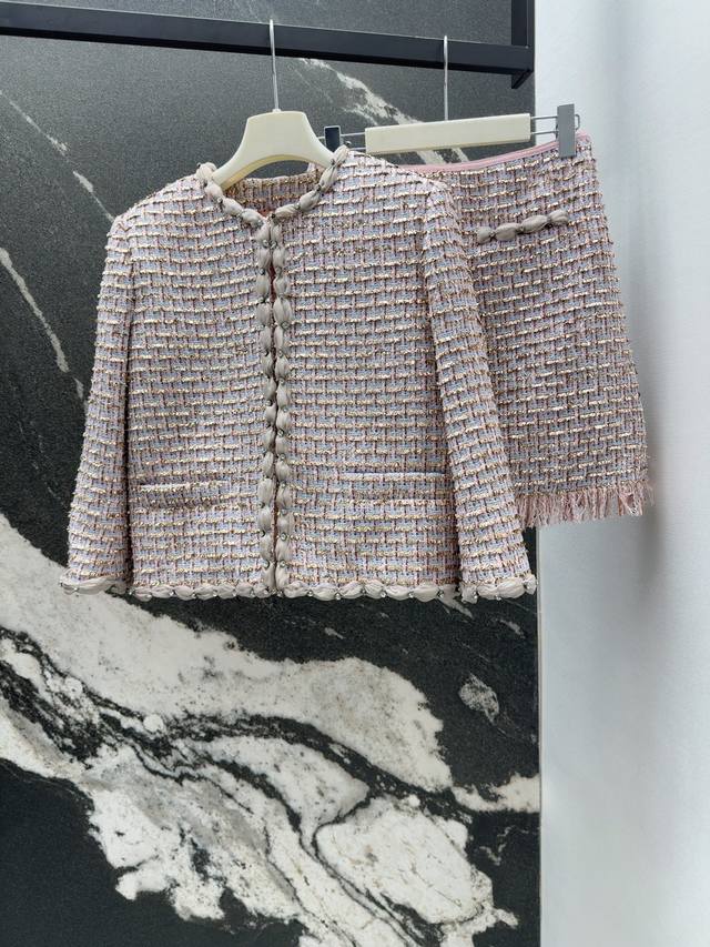 Vltn 25Ss 春夏新品温柔甜美风粉色粗花呢套装 定制钉钻边饰面料非常精美 圆领长袖外套搭配A字流苏半裙 优雅大方少女风 立体版型上身自带高贵气质 富家千金