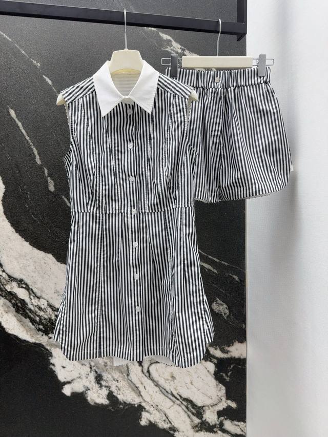 Max 25Ss 春夏新品气质通勤条纹套装 细条纹撞领中长款无袖衬衫搭配松紧腰小短裤 版型收腰不挑人 轻松打造干练又不失女人味 定制面料质感舒适 黑白竖条纹元素