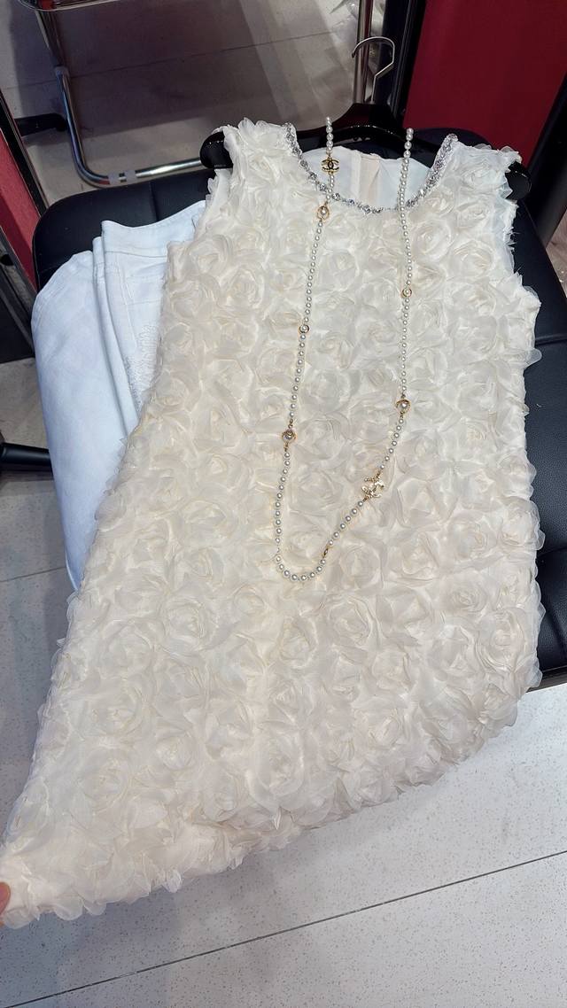爆版栩栩如生的立体花朵背心裙 仙仙的 码数36 38 40
