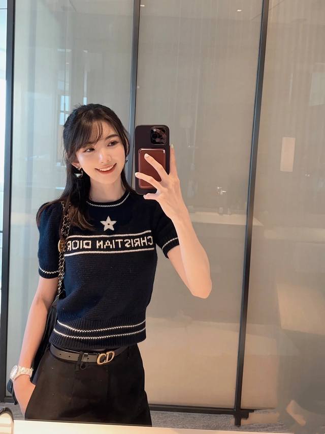 Dio*迪家！专柜款！胸前刺绣五星字母Logo图案提花泡泡袖圆领短款短袖上衣！三标齐全！码数S M L，现货发！ M码胸围80衣长53