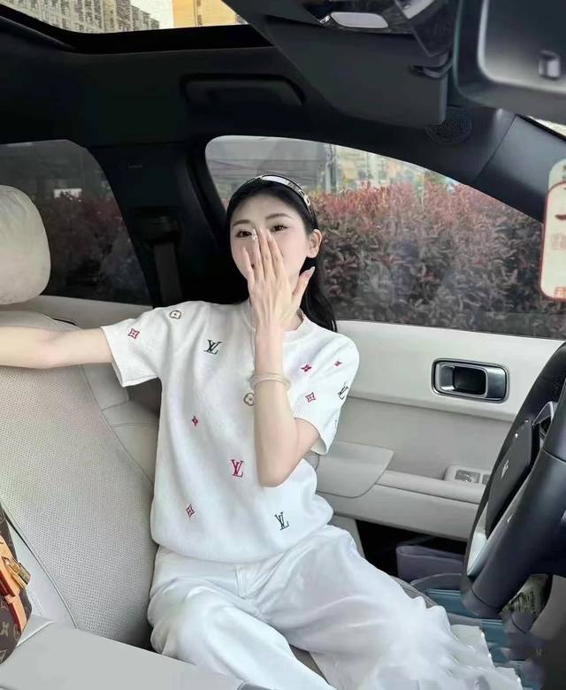 Lv驴家！高版本！太美了！重工刺绣彩色字母Logo图案圆领白色短袖上衣！码数S M L，现货发！ M码胸围90衣长54