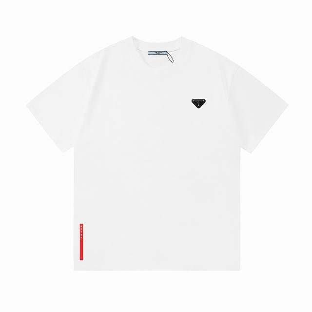 Prada 普拉达 2025新款 定制三角章 下摆Logo红皮章 男女同款 短袖T恤 定制260克100％双纱纯棉面料 定染32支双股螺纹 领标吊牌主唛三标齐全