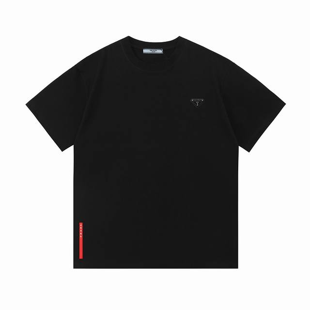 Prada 普拉达 2025新款 定制三角章 下摆Logo红皮章 男女同款 短袖T恤 定制260克100％双纱纯棉面料 定染32支双股螺纹 领标吊牌主唛三标齐全