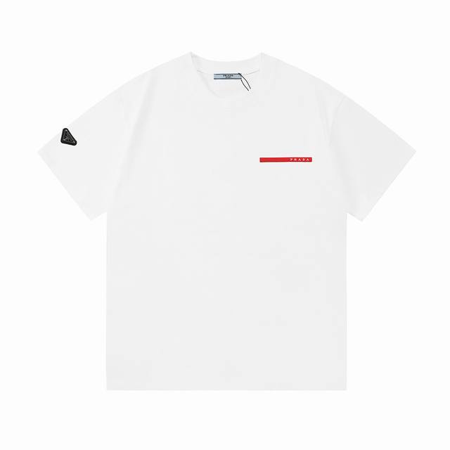 Prada 普拉达 2025新款 定制Logo红皮章 袖口三角章 男女同款 短袖T恤 定制260克100％双纱纯棉面料 定染32支双股螺纹 领标吊牌主唛三标齐全