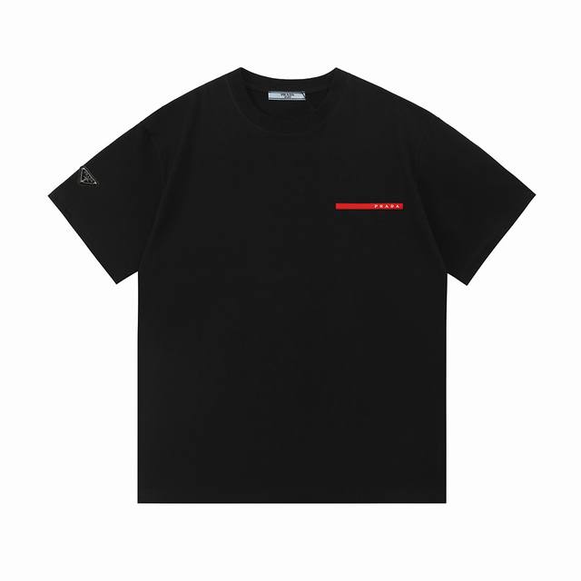 Prada 普拉达 2025新款 定制Logo红皮章 袖口三角章 男女同款 短袖T恤 定制260克100％双纱纯棉面料 定染32支双股螺纹 领标吊牌主唛三标齐全