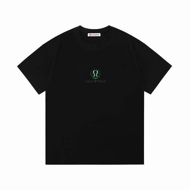 高版本！Lululemon 露露乐萌 2025新款 立体凸胶+可变色刺绣字母Logo 男女同款 短袖T恤 定制320克100％双纱纯棉面料 定染32支双股螺纹