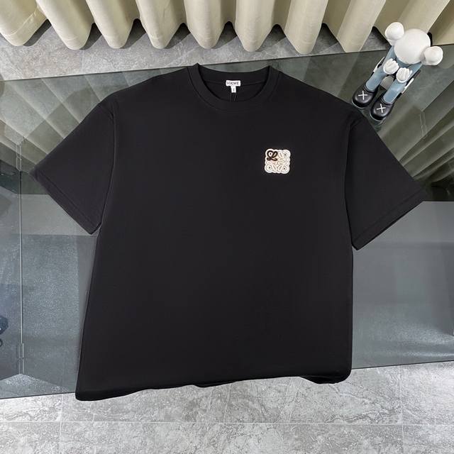罗意威L0Ewe经典款极简纯色Logo刺绣圆领短袖T恤 采用300克双股双纱百分百棉手感舒适柔软 领口螺纹定染加厚 久穿不变形 三标齐全 专业大厂出品 做工无可