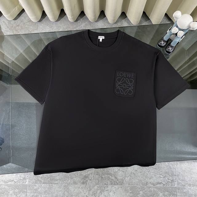 罗意威L0Ewe经典款极简纯色口袋刺绣圆领短袖T恤 采用300克双股双纱百分百棉手感舒适柔软 领口螺纹定染加厚 久穿不变形 三标齐全 专业大厂出品 做工无可挑剔