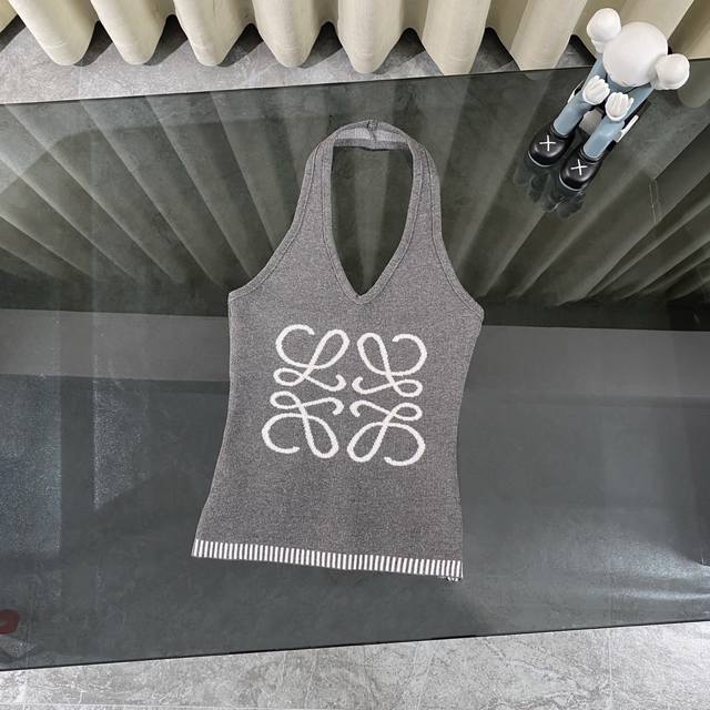 Loewe罗意威2025春夏新款挂脖无袖吊带针织背心 春夏新款，夏日吸睛必备！挂脖设计勾勒肩颈线条，细条纹显瘦百搭，露背小心机增添性感。清凉透气，搭配高腰裤秒变