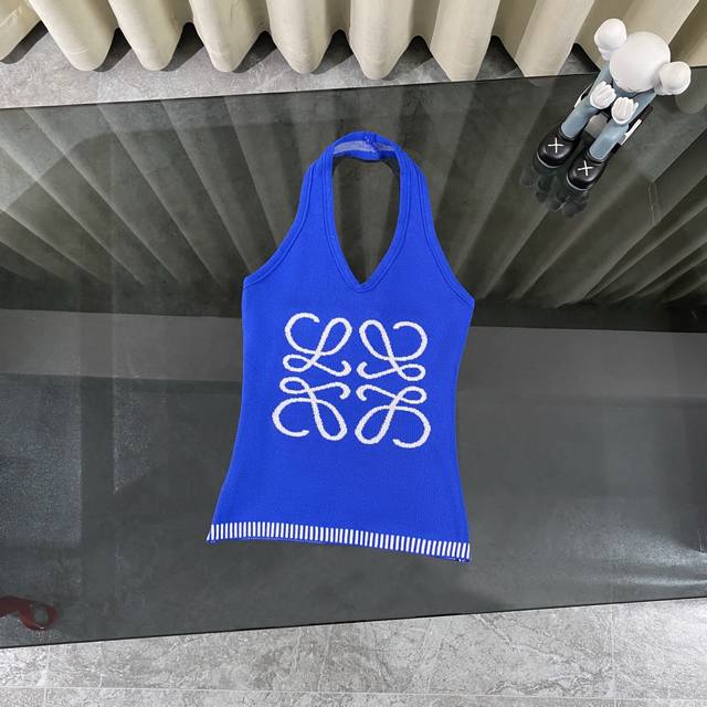 Loewe罗意威2025春夏新款挂脖无袖吊带针织背心 春夏新款，夏日吸睛必备！挂脖设计勾勒肩颈线条，细条纹显瘦百搭，露背小心机增添性感。清凉透气，搭配高腰裤秒变