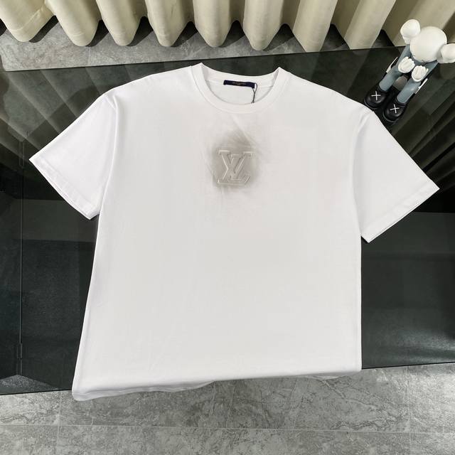 Louis Vuitton 路易威登Lv 2025夏季新款重工高品质老花浮雕喷墨圆领短袖T恤 面料采用320G %纯棉双纱面料 同缸定染特种加粗32支双股1X1