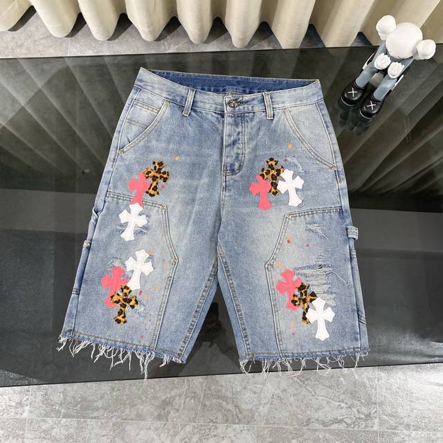 Chrome Hearts 克罗心伦敦限定豹纹三色拼皮十字架高街重工泼墨牛仔短裤 不羁个性，魅力独领 这条克罗心H472牛仔短裤，每一步的磨损、每一处的破洞，都