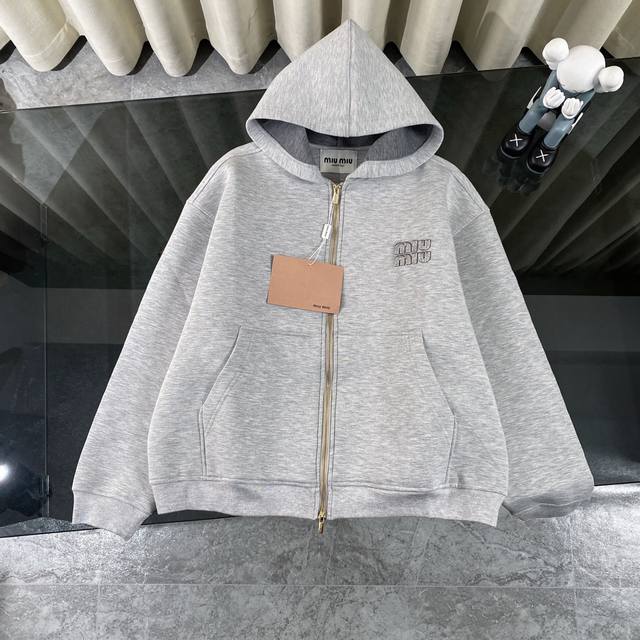 Miumiu谬谬2025新款拉链帽衫开衫卫衣男女同款卫衣外套 是Miumiu刘雯走秀款空气棉外套 简单的款式上身还是让人眼前一亮！！ 廓型的卫衣上身都不需要熨烫