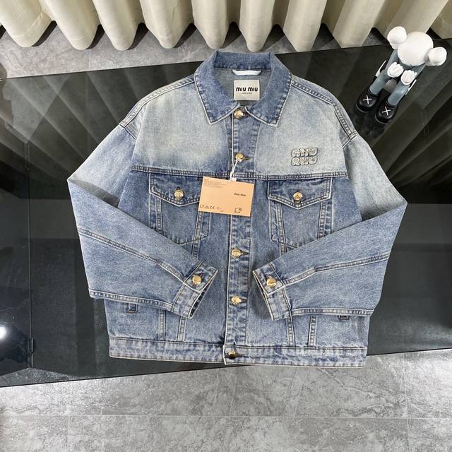 Miumiu 谬谬24Fw新款贴布徽标字母水洗牛仔夹克 明星同款 来自Miumiu的水洗蓝牛仔外套 在复古水洗中保留了 清新元素的色彩感 背后的皮标真是这款设计