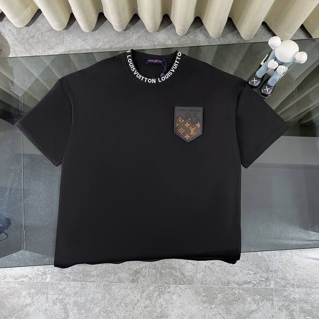 Louis Vuitton 路易威登Lv 2025夏季新款皮标贴袋领口经典字母刺绣短袖圆领T恤 面料采用320G %纯棉双纱面料 同缸定染特种加粗32支双股1X