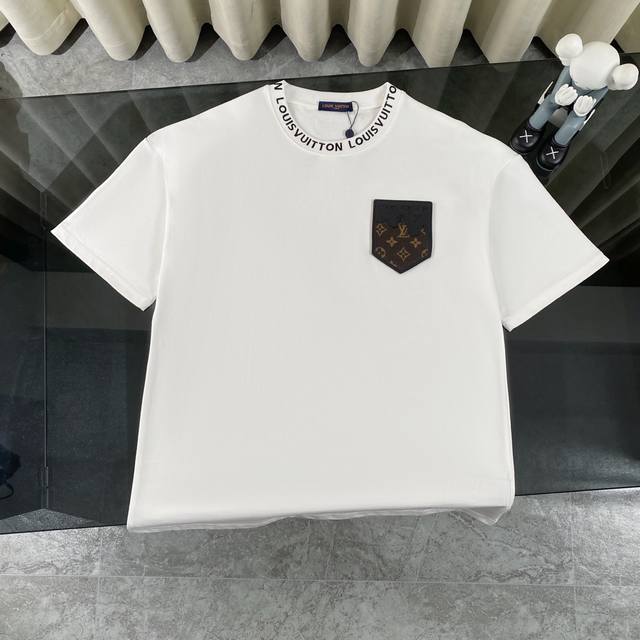 Louis Vuitton 路易威登Lv 2025夏季新款皮标贴袋领口经典字母刺绣短袖圆领T恤 面料采用320G %纯棉双纱面料 同缸定染特种加粗32支双股1X