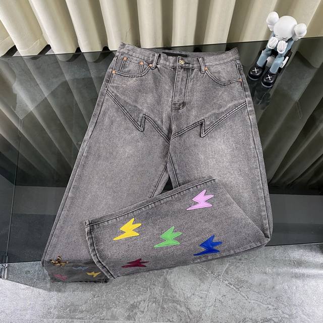 Amexnocap* 闪电牛 新款香港限定彩色多巴胺拼皮满印高街风格水洗牛仔裤 Amexnocap这款闪电牛新款香港限定拼皮满印牛仔裤，可不只是一件衣服，它代表