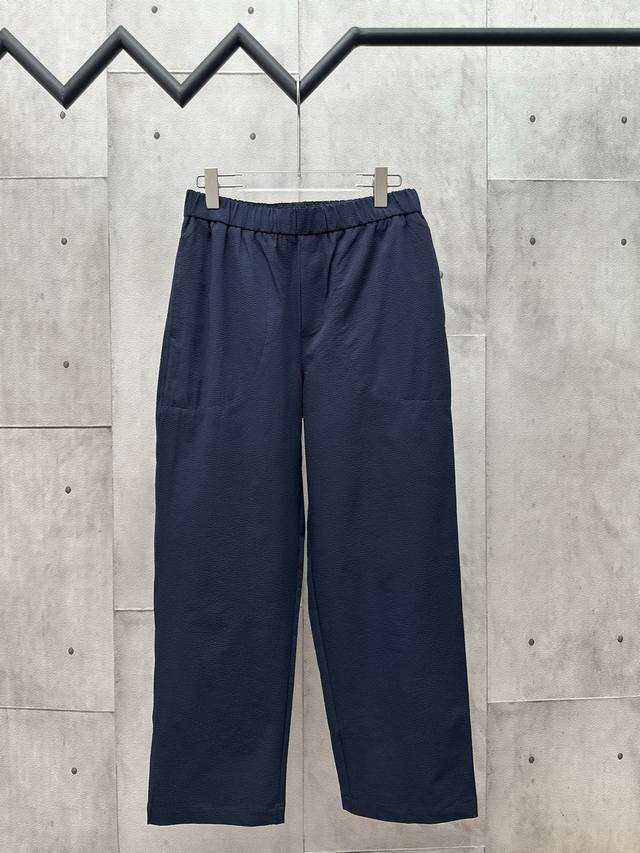 Moncler泡泡皱饰标长裤 面料选择： 选用76%的高棉含量＋24%聚酯纤维的棉质混纺梭织面料。高棉含量确保了面料柔软、亲肤、透气性较好等优点，少量聚酯纤维的