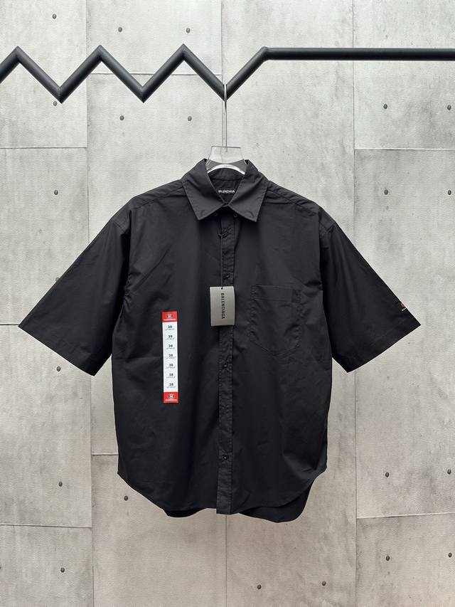 Balenciaga 巴黎世家 2025Ss标签印花短袖衬衫 采用定制Yb棉质面料制作，质感卓越，手感顺滑，上身舒适柔软，亲肤透气，前幅饰有标签印花点缀，设计感