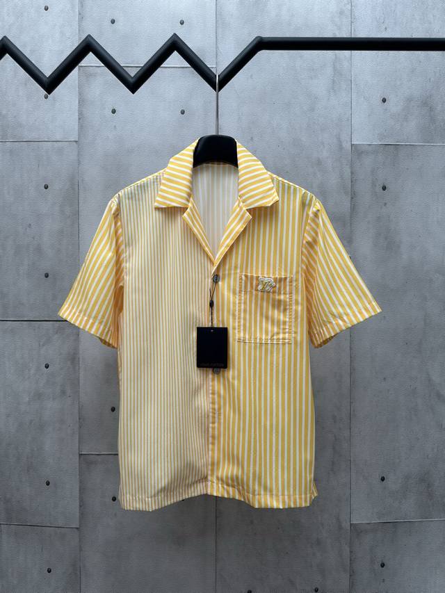 Lv 2025Fw 秋冬新款 拼缝条纹短袖翻领衬衫 以宽窄不一的条纹营造拼缝效果 满身Monogram 提花压纹背景 标识提花之上铺陈印花图案 珠光纽扣，配有金