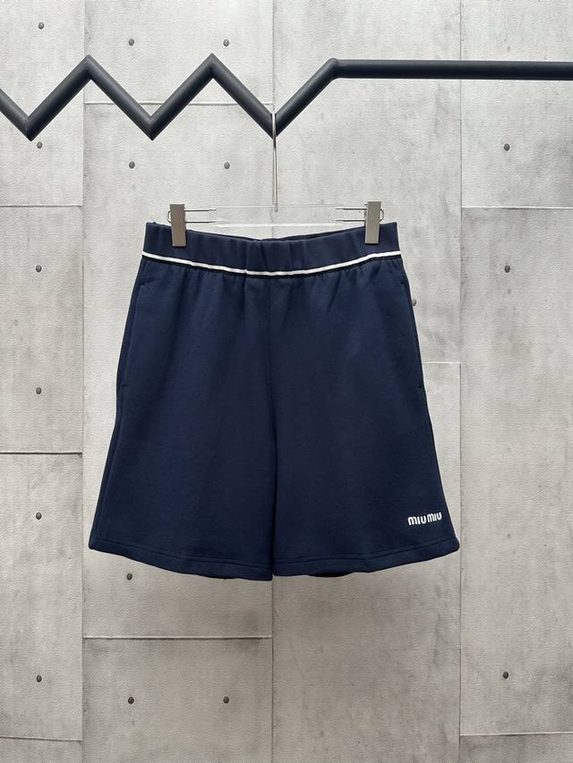 Miumiu刺绣珠地布短裤 面料选择： 选用100%棉纤维编织而成的珠地布。棉纤维赋予面料吸湿透气，亲肤等特点。珠地结构表面呈现凹凸疏孔，形似蜂巢，促进空气循环