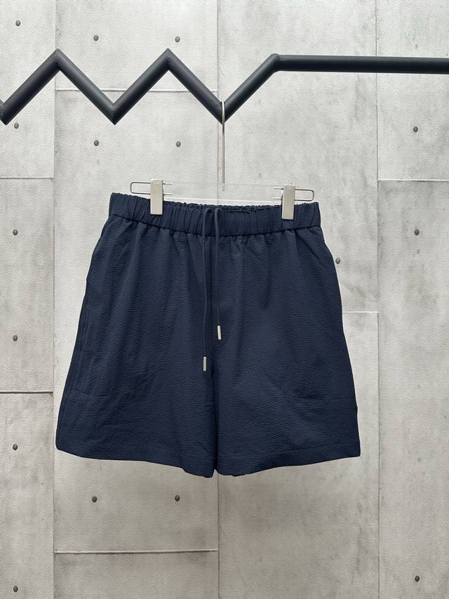 Moncler泡泡皱饰标短裤 面料选择： 选用76%的高棉含量＋24%聚酯纤维的棉质混纺梭织面料。高棉含量确保了面料柔软、亲肤、透气性较好等优点，少量聚酯纤维的