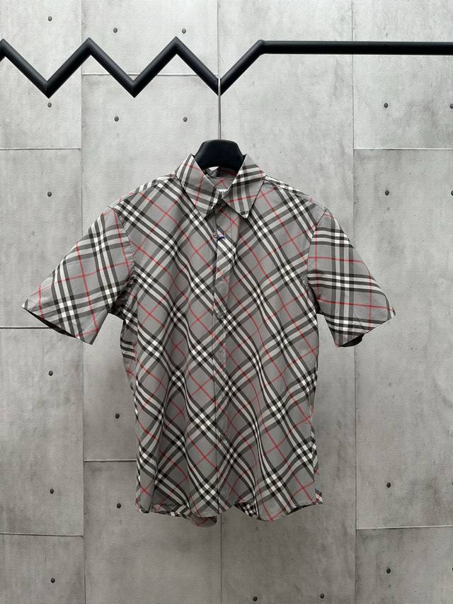 Burberry 巴宝莉2025Ss新款条纹短袖衬衫 选用棉府绸面料制成，于意大利精纺打造。装饰 Bur 格纹，呈现常规版型。来自 Burberry 经典之作系