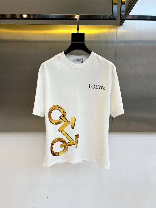 顶级版本 区别通货 2025 Loewe 罗意威 夏季新款 重磅推出双纱纯棉面料短袖 春夏走秀款 个性独家款式 男女同款 采用进口定制定染面料 后领锁链底全包肩