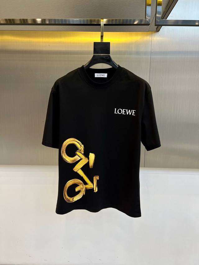 顶级版本 区别通货 2025 Loewe 罗意威 夏季新款 重磅推出双纱纯棉面料短袖 春夏走秀款 个性独家款式 男女同款 采用进口定制定染面料 后领锁链底全包肩