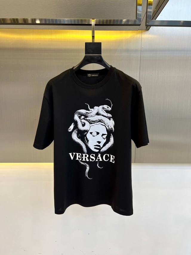 顶级版本 区别通货 2025 Versace 范思哲 夏季新款 重磅推出双纱纯棉面料短袖 春夏走秀款 个性独家款式 男女同款 采用进口定制定染面料 后领锁链底全