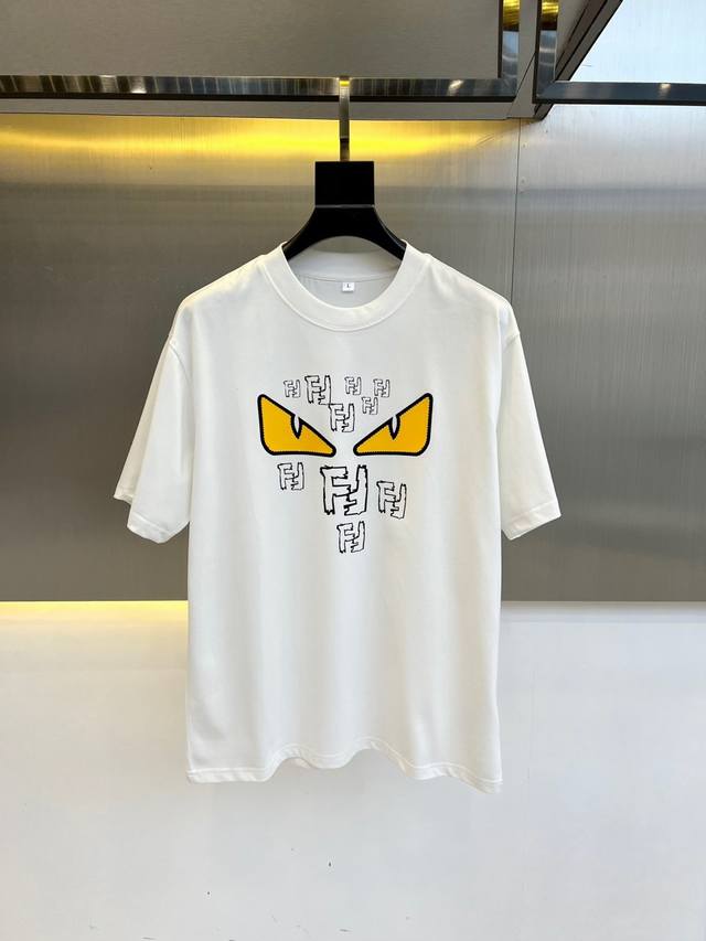 顶级版本 区别通货 2025 Fendi 芬迪 夏季新款 重磅推出双纱纯棉面料短袖 春夏走秀款 个性独家款式 男女同款 采用进口定制定染面料 后领锁链底全包肩