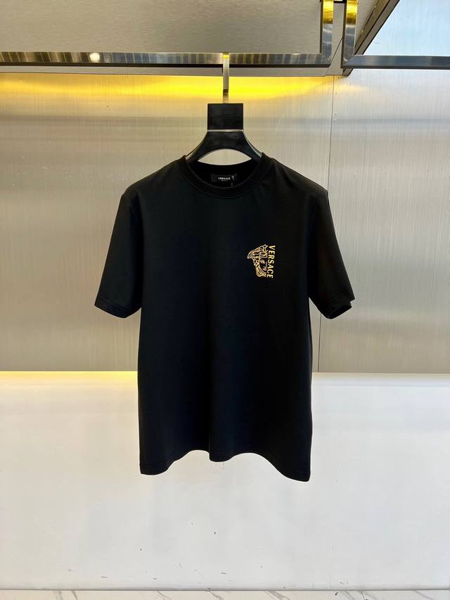 顶级版本 区别通货 2025 Versace 范思哲 夏季新款 重磅推出双纱纯棉面料短袖 春夏走秀款 个性独家款式 男女同款 采用进口定制定染面料 后领锁链底全