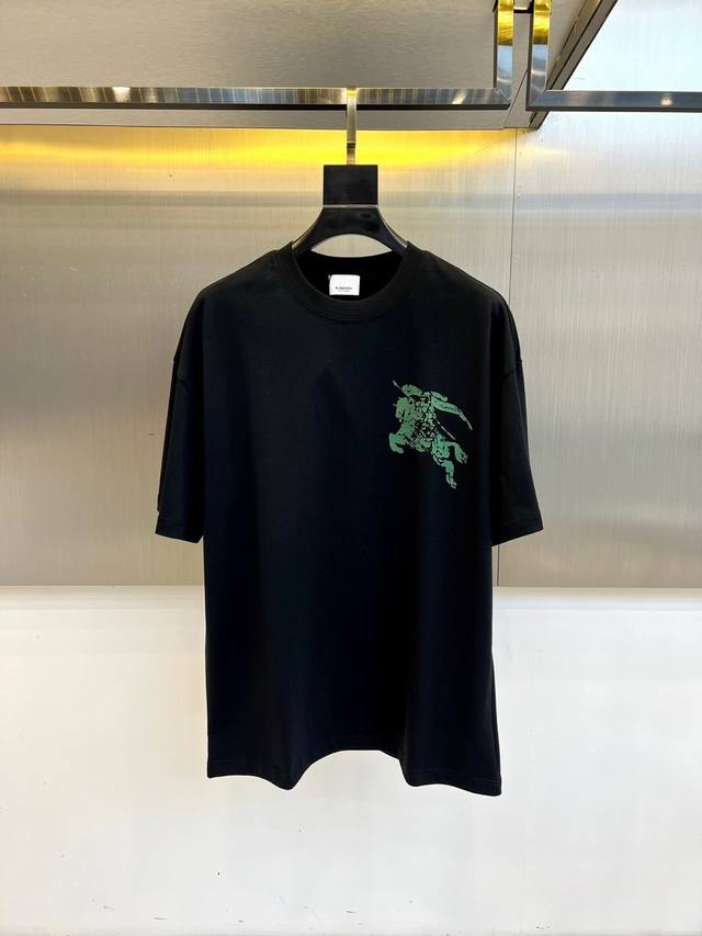 顶级版本 区别通货 2025 Burberry 巴宝莉 夏季新款 重磅推出双纱纯棉面料短袖 春夏走秀款 个性独家款式 男女同款 采用进口定制定染面料 后领锁链底
