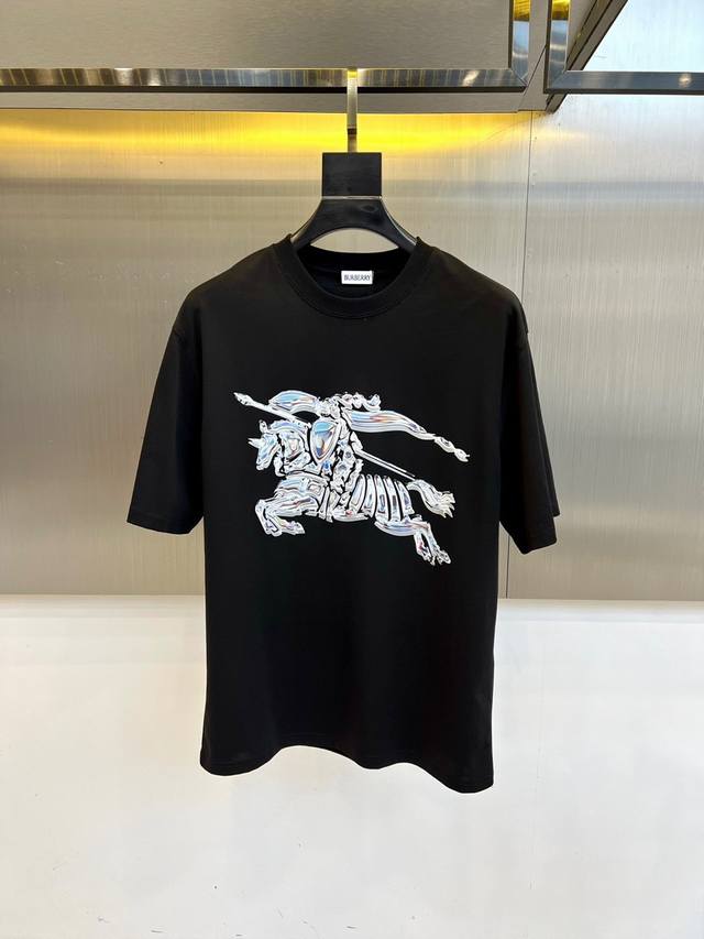 顶级版本 区别通货 2025 Burberry 巴宝莉 夏季新款 重磅推出双纱纯棉面料短袖 春夏走秀款 个性独家款式 男女同款 采用进口定制定染面料 后领锁链底