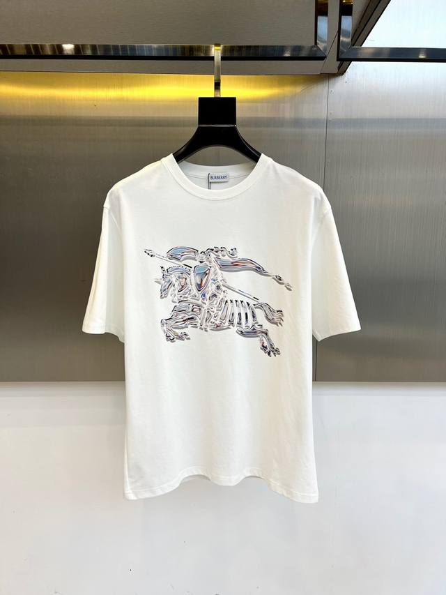 顶级版本 区别通货 2025 Burberry 巴宝莉 夏季新款 重磅推出双纱纯棉面料短袖 春夏走秀款 个性独家款式 男女同款 采用进口定制定染面料 后领锁链底
