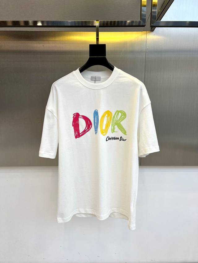 顶级版本 区别通货 2025 Dior 迪奥 夏季新款 重磅推出双纱纯棉面料短袖 春夏走秀款 个性独家款式 男女同款 采用进口定制定染面料 后领锁链底全包肩 过