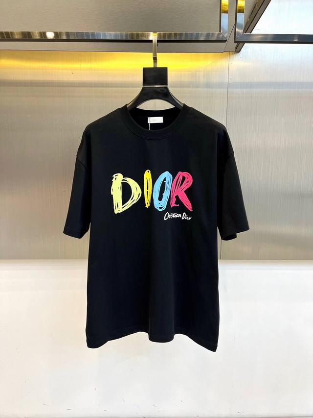 顶级版本 区别通货 2025 Dior 迪奥 夏季新款 重磅推出双纱纯棉面料短袖 春夏走秀款 个性独家款式 男女同款 采用进口定制定染面料 后领锁链底全包肩 过