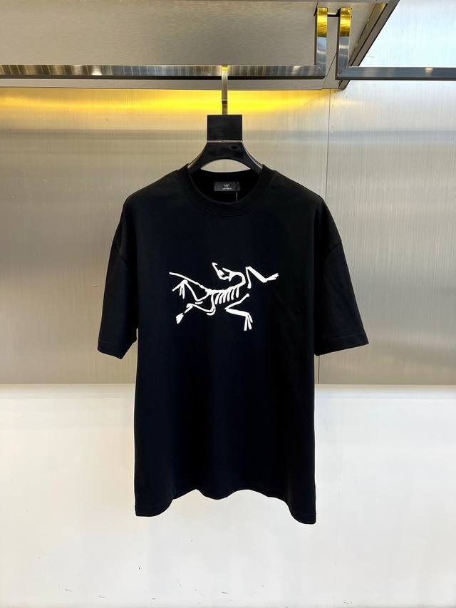 顶级版本 区别通货 2025 Arcteryx 始祖鸟 夏季新款 重磅推出双纱纯棉面料短袖 春夏走秀款 个性独家款式 男女同款 采用进口定制定染面料 后领锁链底