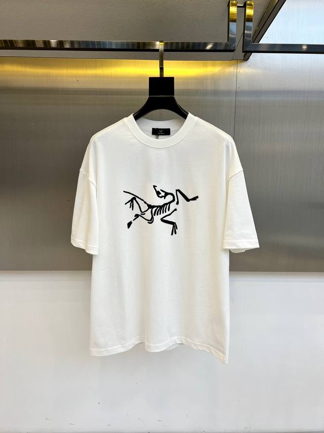 顶级版本 区别通货 2025 Arcteryx 始祖鸟 夏季新款 重磅推出双纱纯棉面料短袖 春夏走秀款 个性独家款式 男女同款 采用进口定制定染面料 后领锁链底