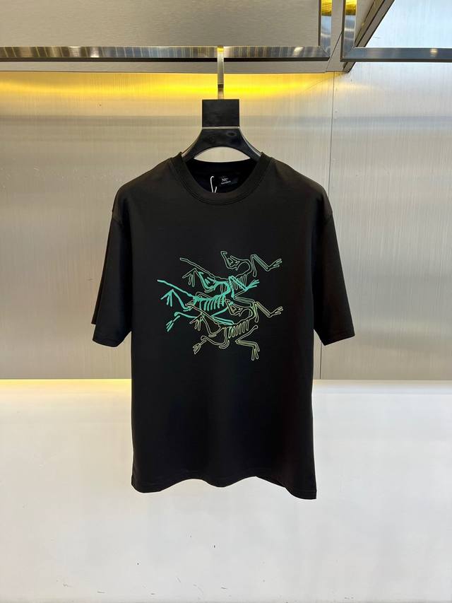 顶级版本 区别通货 2025 Arcteryx 始祖鸟 夏季新款 重磅推出双纱纯棉面料短袖 春夏走秀款 个性独家款式 男女同款 采用进口定制定染面料 后领锁链底