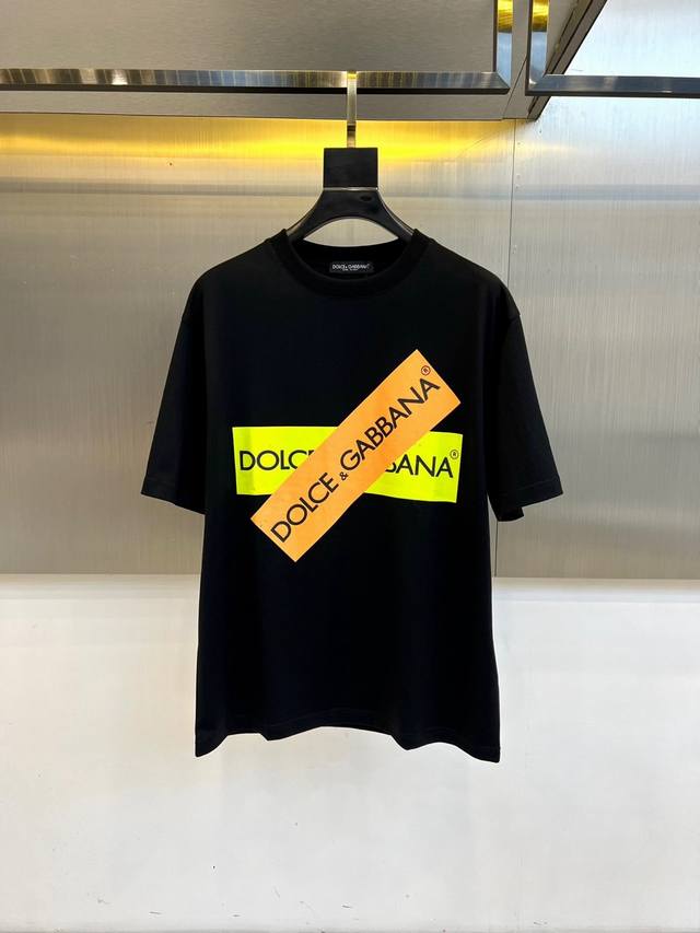 顶级版本 区别通货 2025 Dg 夏季新款 重磅推出双纱纯棉面料短袖 春夏走秀款 个性独家款式 男女同款 采用进口定制定染面料 后领锁链底全包肩 过水不变形不